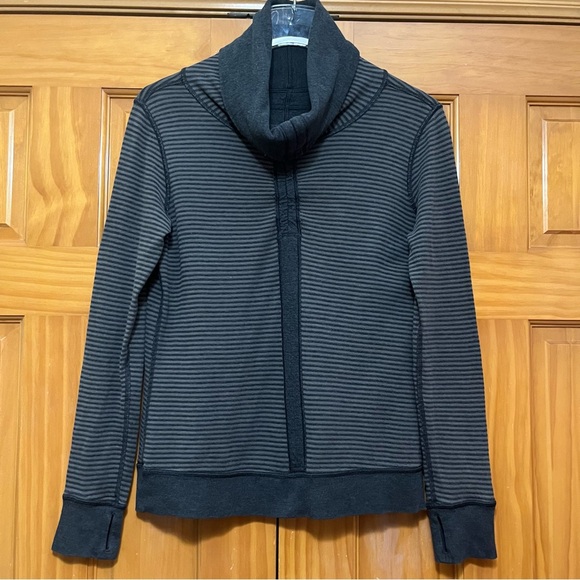 Lululemon Reversible Turtleneck Athletic Top Size Medium - Picture 1 of 8